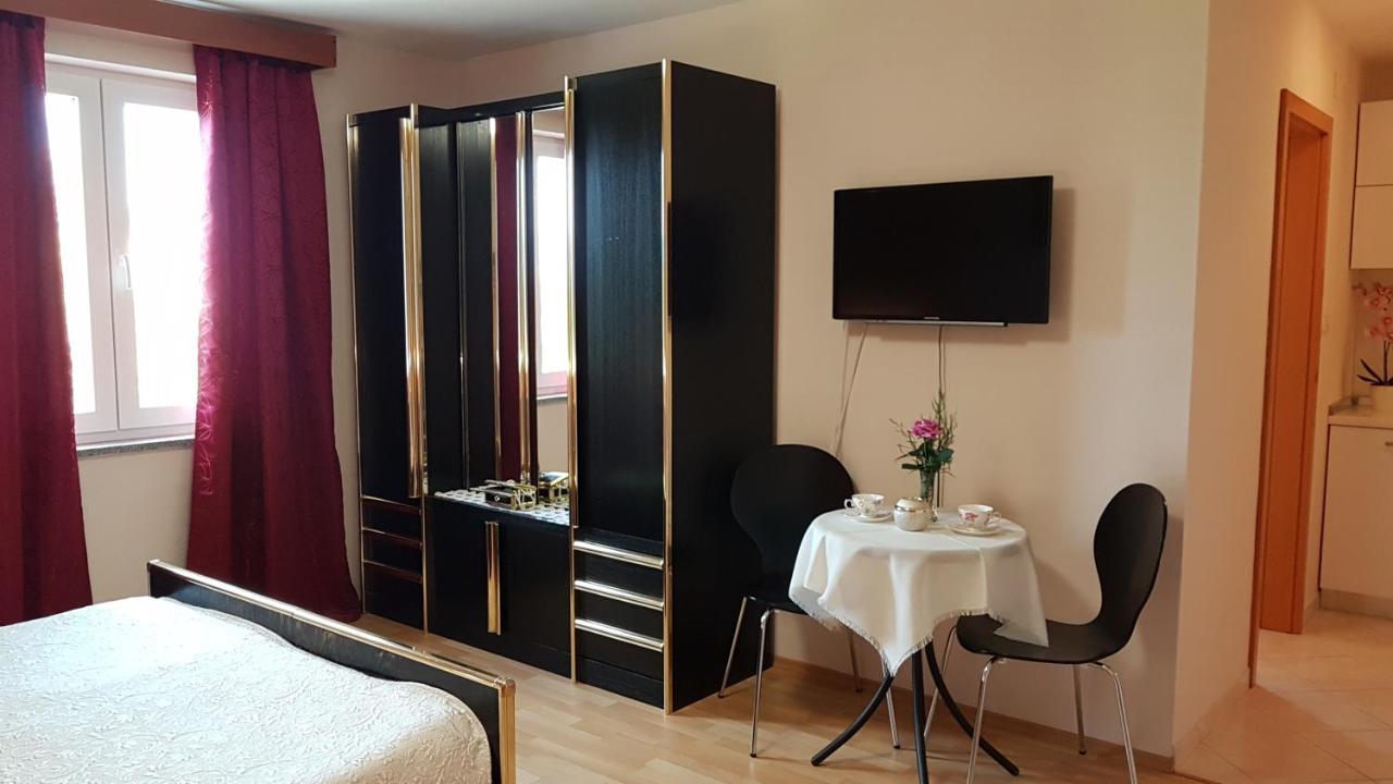 Apartmani Diva Malinska Esterno foto