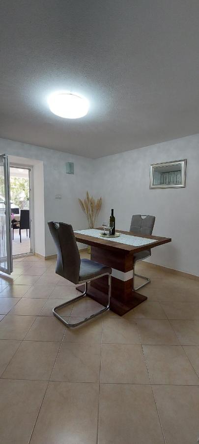 Apartmani Diva Malinska Esterno foto
